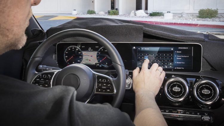 Công nghệ màn hình hiện đại cùng nhiều ứng dụng tiện ích cho lái xe.