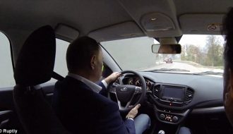 Tổng thống Nga Vladimir Putin lái thử xe giá rẻ Lada Vesta