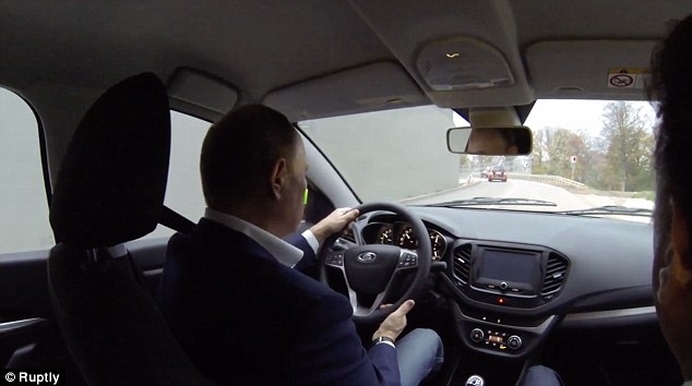 Tổng thống Nga hứng thú lái thử xe